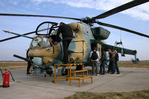 Ismerkedés a MI-24 típusú harci helikopterrel (fotó: Papp Béla főhadnagy)